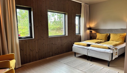 Habitación superior con 1 cama doble o 2 individuales, 1 cama de matrimonio, junto a la montaña