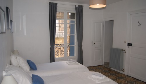 Habitación con 1 cama doble o 2 individuales, baño privado (b. No2 Chambre)