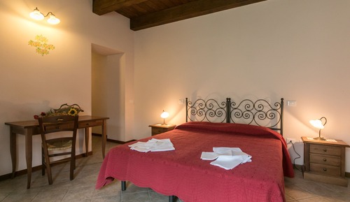 Habitación cuádruple, vistas a la colina (Melograna)