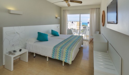 Habitación superior con 2 camas individuales, balcón