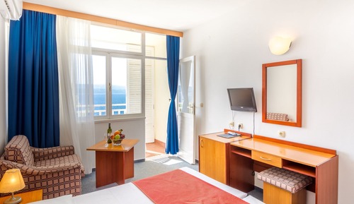 Habitación con 1 cama doble o 2 individuales, balcón, mirando al mar
