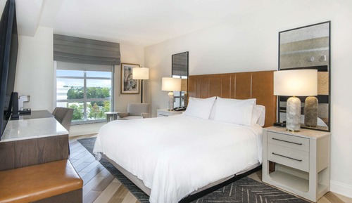 Habitación con cama matrimonial grande