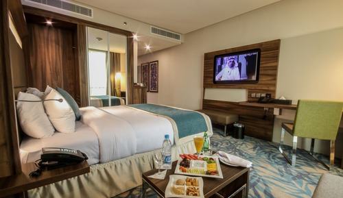 Habitación superior, 1 cama de matrimonio grande con sofá cama, vistas a la ciudad
