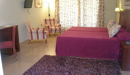 Habitación básica con 2 camas individuales