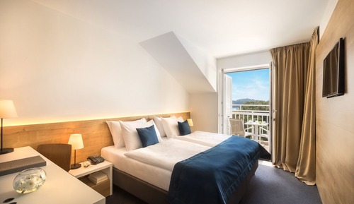 Double room with side sea view and balcony