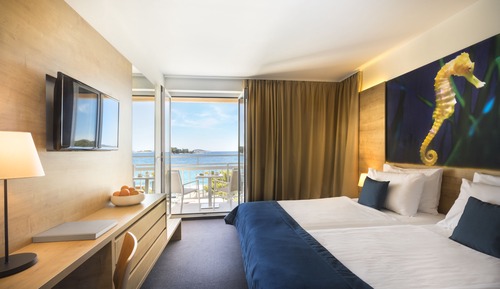 Superior family room with balcony and sea view