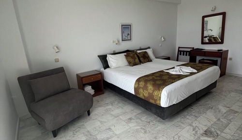 Habitación triple básica, 1 cama de matrimonio grande (for 3 people)
