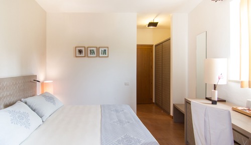 Habitación clásica doble, vistas parciales al mar