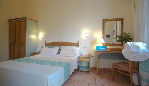 Habitación con 1 cama doble o 2 individuales, en la zona del jardín