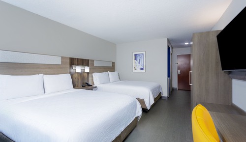 Habitación estándar, 2 camas de matrimonio (Comm & Mobil, Roll-In Shower)