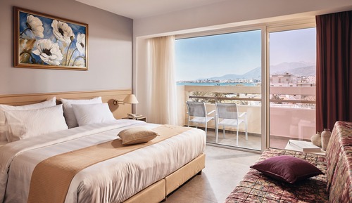 Habitación triple, vistas parciales al mar