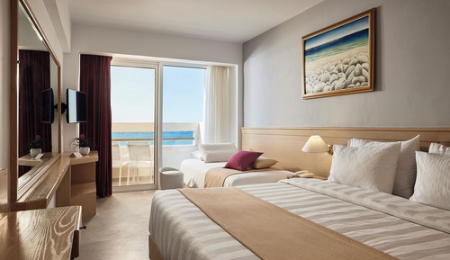 Habitación triple, vistas al mar