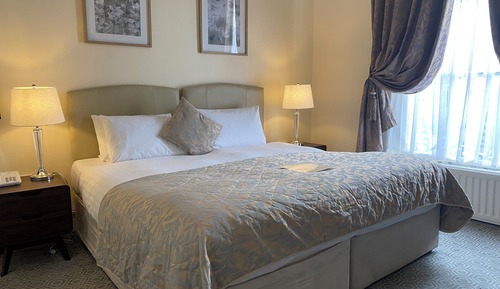 Habitación estándar doble, 1 cama doble, baño privado, vistas a la ciudad