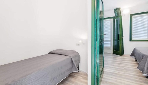 Habitación triple, vistas al mar