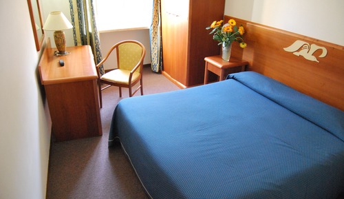 Habitación estándar con 1 cama doble o 2 individuales, baño privado