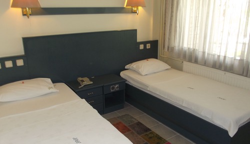 Habitación estándar doble, 1 cama de matrimonio grande, balcón, en la zona del jardín