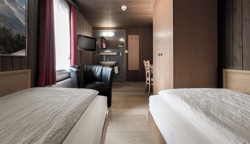 Habitación básica con 2 camas individuales, baño compartido