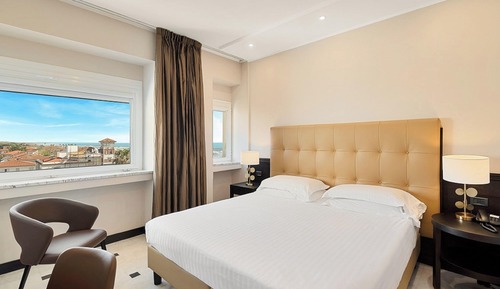 Habitación doble superior, vistas parciales al mar