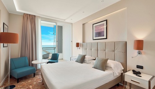 Habitación doble, balcón, mirando al mar