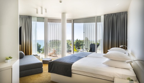 Grand room with balcony, sea side