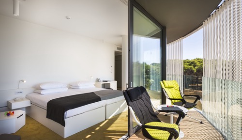 Grand  family room with balcony, sea side 