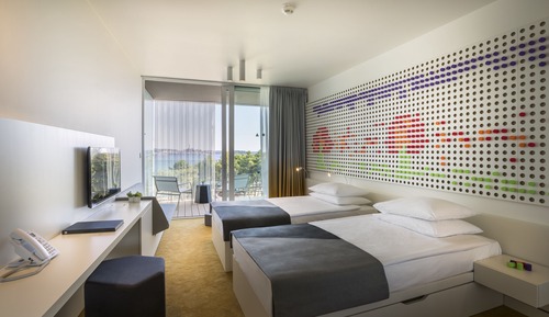 Standard room with 2 extra beds with balcony, sea side