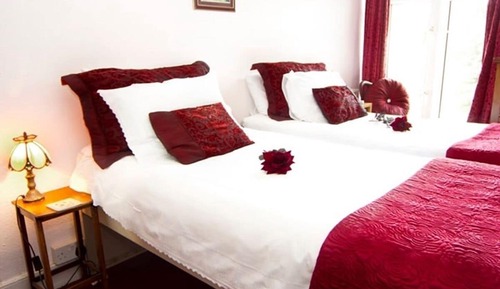 Habitación con 1 cama doble o 2 individuales, baño privado (Red Room )