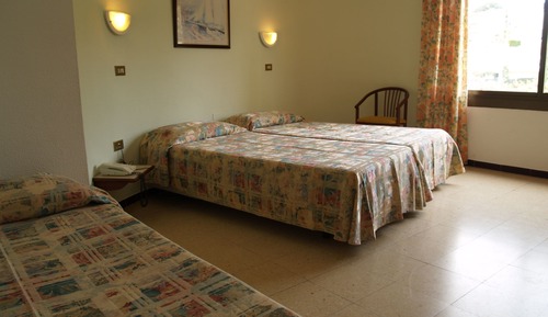 Habitación triple (2 adults and 1 child)