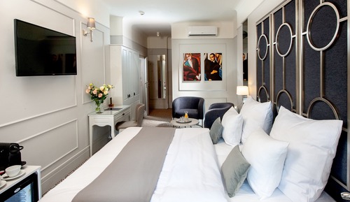 Habitación clásica con 1 cama doble o 2 individuales, balcón