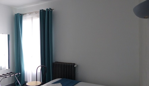 Habitación básica con 2 camas individuales