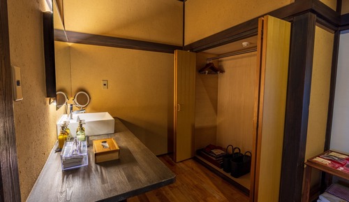 Habitación superior con 2 camas individuales, bañera