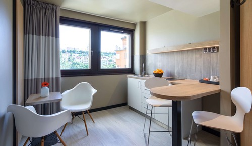Habitación familiar, cocina básica