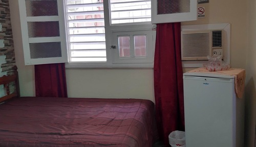 Habitación triple, 2 camas dobles, fumadores, baño privado