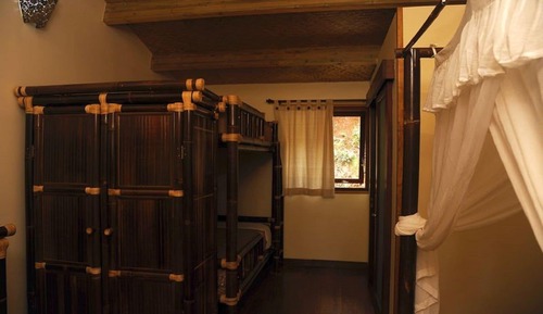 Habitación familiar con 1 cama doble o 2 individuales, varias camas, vistas al jardín
