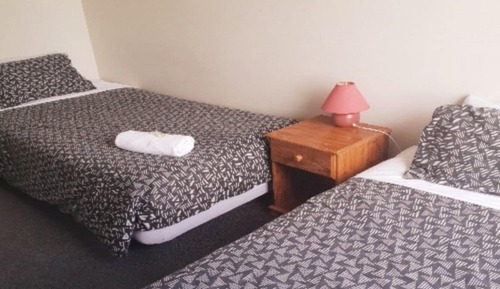 Habitación estándar con 2 camas individuales, baño compartido