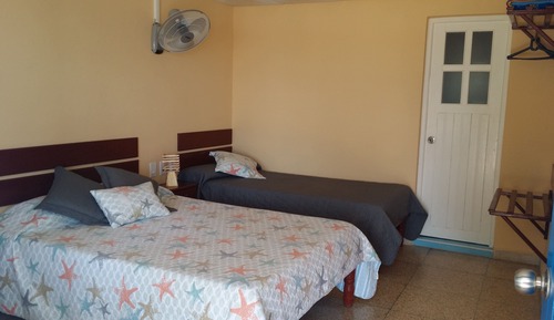 Habitación básica con 1 cama doble o 2 individuales