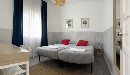Habitación básica con 2 camas individuales, baño compartido