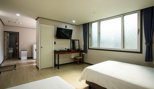 Habitación familiar con 2 camas individuales, vistas a la montaña