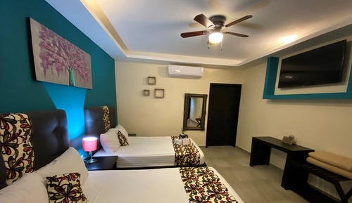Habitación básica doble, 2 camas de matrimonio, accesible para personas con discapacidad