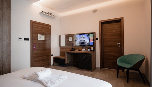 Habitación estándar con 1 cama doble o 2 individuales, balcón, vistas a la piscina