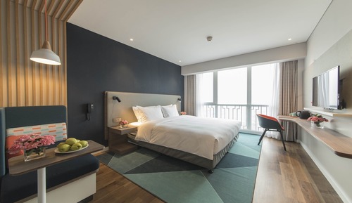 Habitación estándar, 1 cama de matrimonio grande, vistas al lago (Audio Visual)