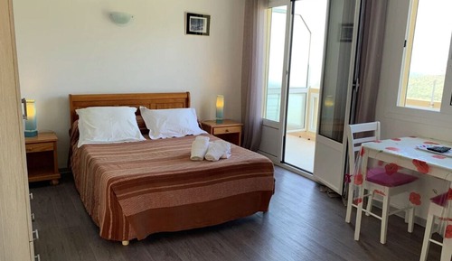 Habitación, balcón, vistas al mar