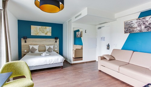 Estudio ejecutivo, 1 cama de matrimonio con sofá cama