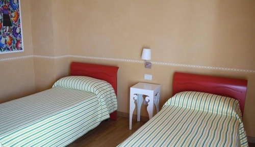 Habitación con 2 camas individuales, baño privado, vistas a la montaña