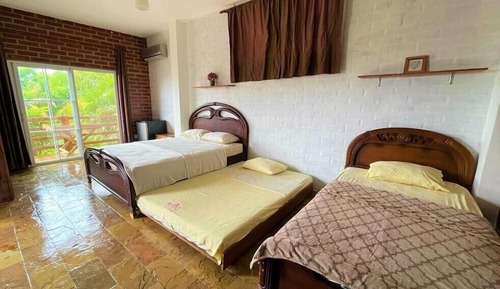 Habitación familiar, varias camas, vistas al jardín