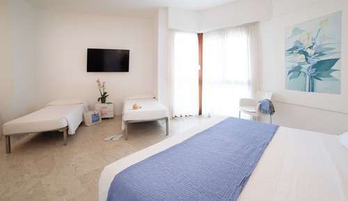 Habitación cuádruple superior, balcón, vistas parciales al mar