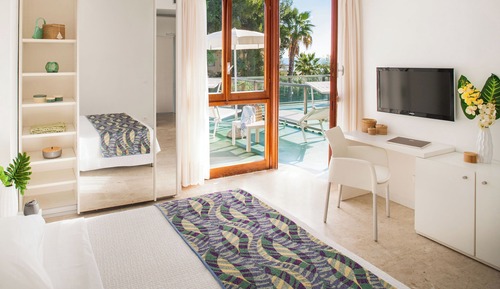 Habitación familiar doble, balcón, vistas parciales al mar