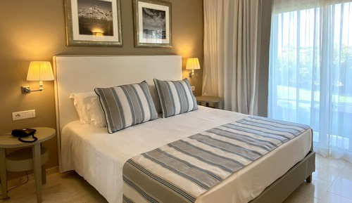 Habitación superior con 1 cama doble o 2 individuales, balcón