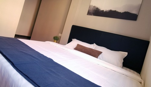 Habitación básica doble, 1 cama de matrimonio grande, sin ventanas