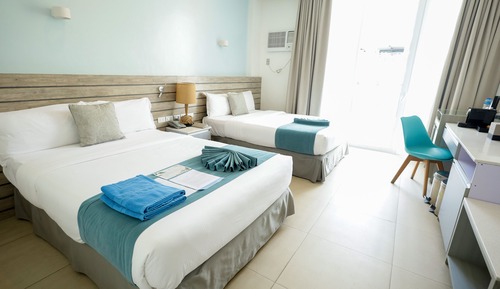 Habitación Deluxe con 1 cama doble o 2 individuales, 2 camas dobles, balcón, vistas a la piscina